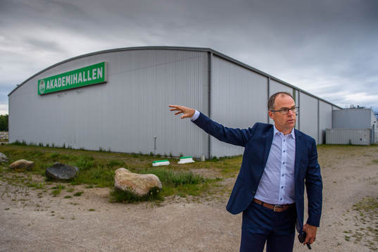 Rögles klubbdirektör Daniel Koch visar runt utanför