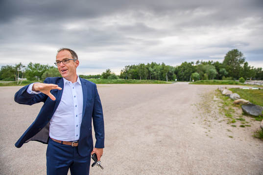 Rögles klubbdirektör Daniel Koch visar runt utanför