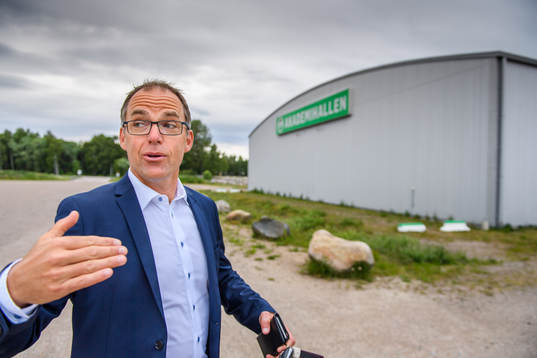 Rögles klubbdirektör Daniel Koch visar runt utanför