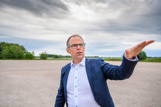 Rögles klubbdirektör Daniel Koch visar runt utanför