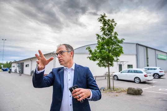 Rögles klubbdirektör Daniel Koch visar runt utanför