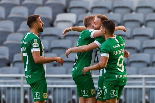 Hammarbys Muamer Tankovic jublar med Darijan Bojanic och lagkamrater efter 1-0