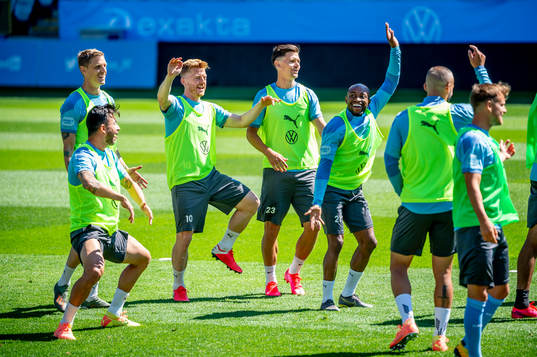 Behrang Safari, Sören Rieks, Anders Christiansen, Marcus Antonsson, Fouad Bachirou och Guillermo Molins jublar