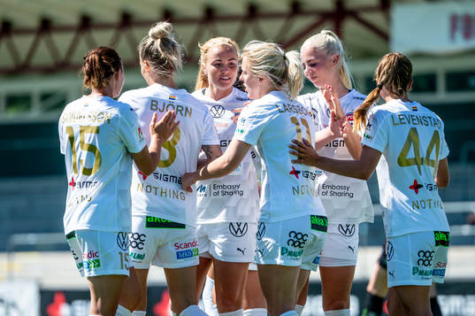 Rosengårds Mimmi Larsson gör 2-0 jublar med lagkamraterna