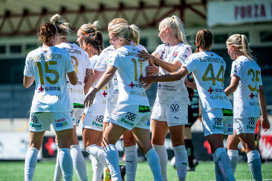 Rosengårds Mimmi Larsson gör 2-0 jublar med lagkamraterna