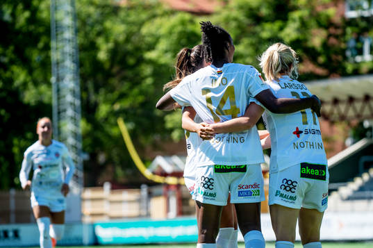 Rosengårds Anam Imo jublar med lagkamraterna efter 1-0