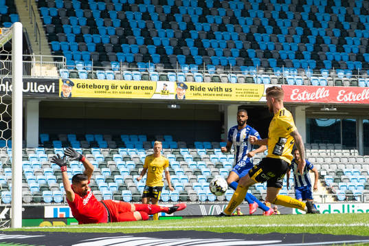 Elfsborgs Rasmus Alm spelar in till Per Frick som gör 0-1