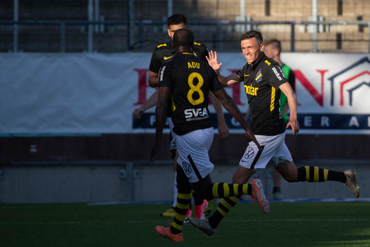 s Jasir Asani jublar