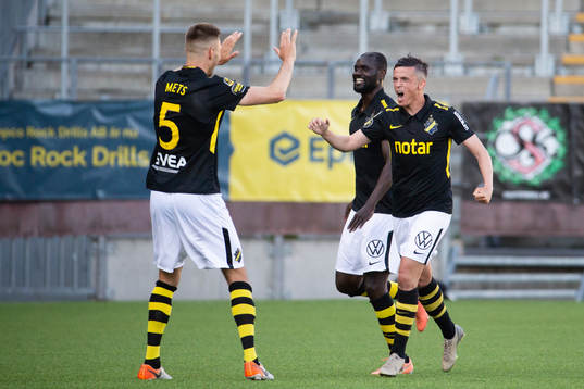 s Jasir Asani jublar med Karol Mets