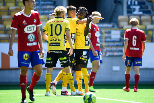 Elfsborgs Besfort Zeneli kramas om av Musa M'Benga efter 2-0