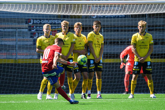 Elfsborgs Gustav Broman, Kevin Holmén, Noah Söderberg och Besfort Zeneli täcker frispark från Östers Alen Zahirovic
