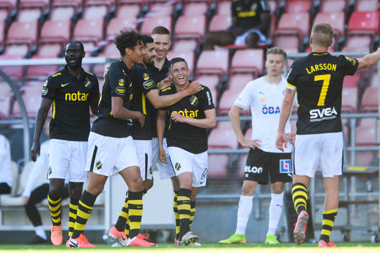 s Jasir Asani jublar med lagkamrater