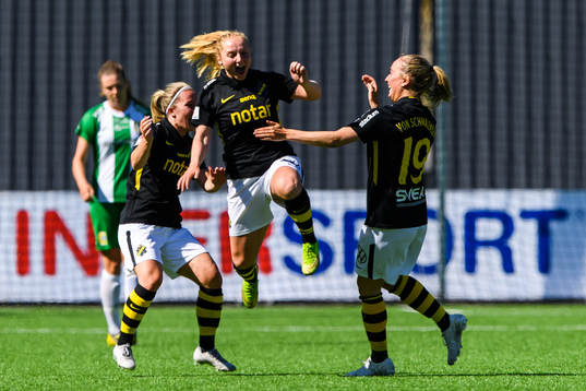 s Sophia Redenstrand jublar efter 1-4 med Elsa Törnblom von Schmalensee och Clara Härdling under fotbollsmatchen i Elitettan mellan Hammarby och AIK den 14 juni 2020 i Stockholm.