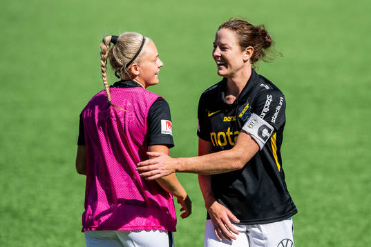 s Sara Nordin (h) jublar efter fotbollsmatchen i Elitettan mellan Hammarby och AIK den 14 juni 2020 i Stockholm.