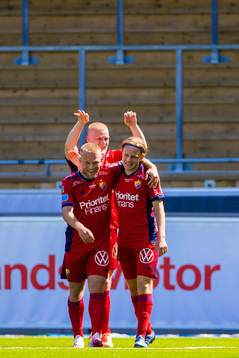 Djurgårdens Oscar Pettersson (h) jublar med Nicklas