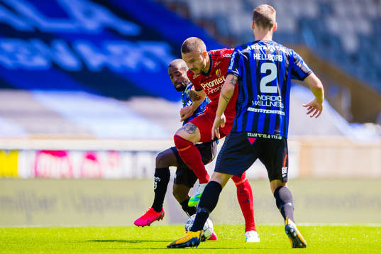 Djurgårdens Erik Berg i kamp om bollen med Sirius Mohammed Saeid och Karl Larson