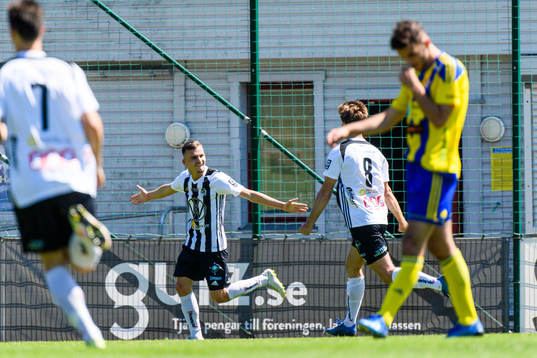 Lindomes Ajdin Zeljkovic jublar efter han gjort 1-0
