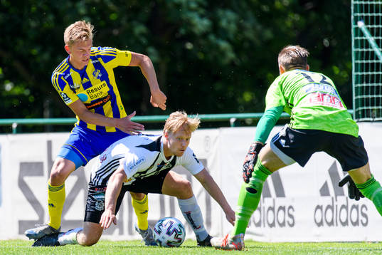 Lindomes Johan Jarnvik och målvakt John Alvbåge samt