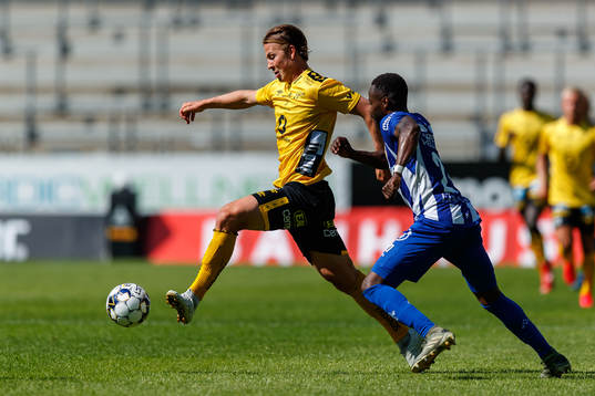 Elfsborgs Simon Olsson och IFK Göteborgs Nzuzi Toko