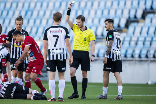 Luleås Patrik Pettersen tilldelas en varning av domare