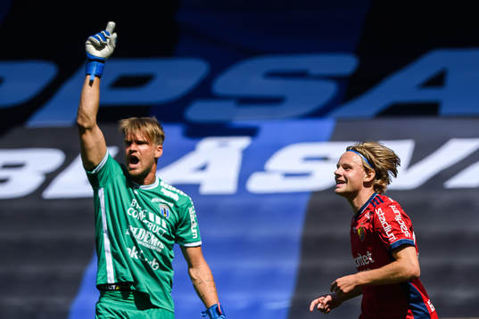Sirius målvakt Lukas Jonsson reagerar efter 0-2 av Djurgårdens Oscar Pettersson