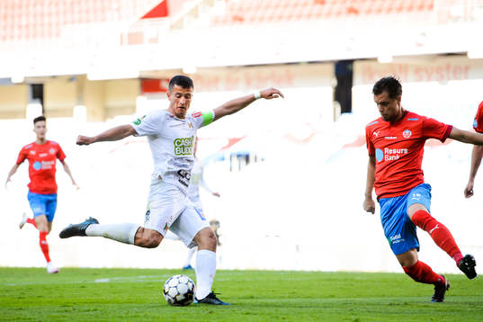 Varbergs Astrit Seljmani och Helsingborgs Erik Figueroa