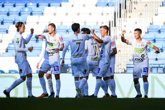 Varbergs spelare jublar med Astrit Seljmani