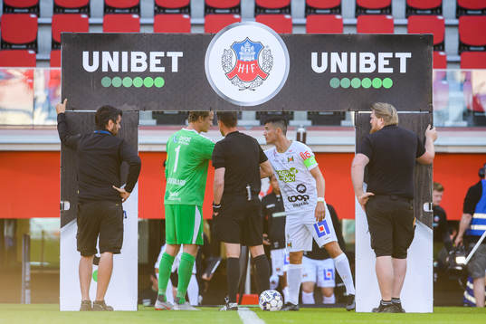 Helsingborgs målvakt Anders Lindegaard och Varbergs Astrit