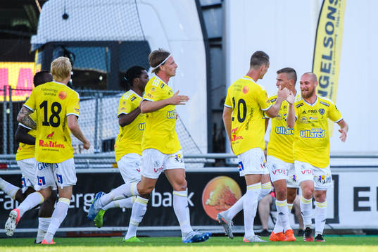Falkenbergs spelare jublar efter 1-0 av Tobias Karlsson