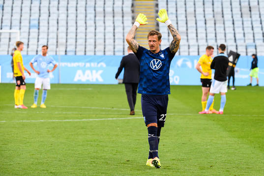 Malmö FFs målvakt Johan Dahlin jublar