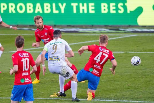 Varbergs Astrit Seljmani skjuter in 0-1 målet förbi