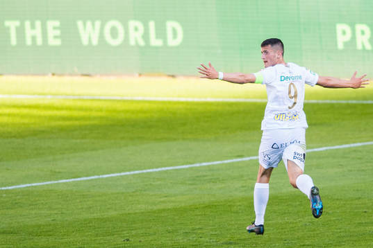 Varbergs Astrit Seljmani jublar efter sitt 0-1 mål