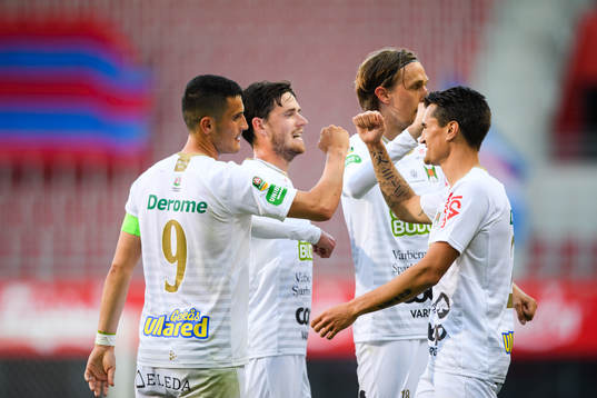 Varbergs Astrit Seljmani jublar efter 0-3 av Gustav Norlin