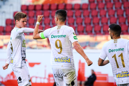 Varbergs Gustav Norlin och Astrit Seljmani jublar efter 0-2