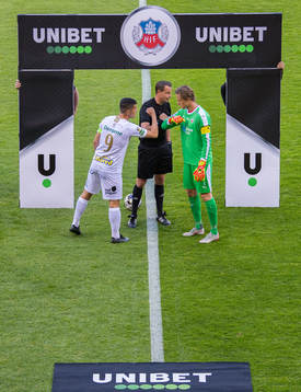 Varbergs Astrit Seljmani, domare Andreas Ekberg och