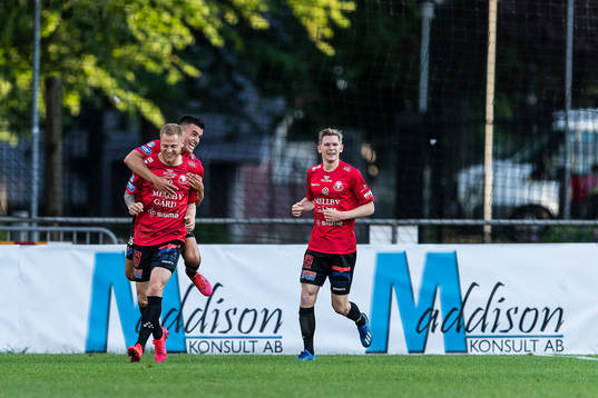 Trelleborgs Mattias Håkansson gör 0-1 och jublar med