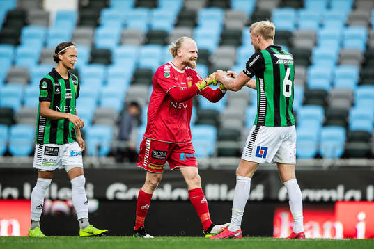 GAIS Julius Johansson, målvakt Mathias Karlsson och Carl Elfgren Nyström jublar