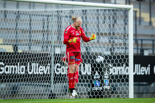 GAIS målvakt Mathias Karlsson jublar