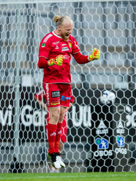 GAIS målvakt Mathias Karlsson jublar