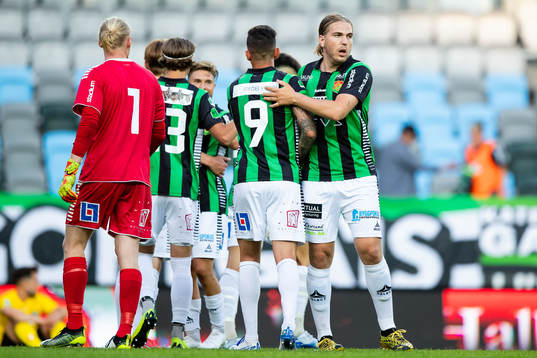 GAIS Charlie Weberg längst t.h. jublar med lagkamrater