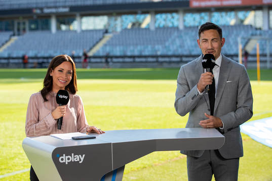 Dplays Camilla Enström och expert Stefan ishizaki innan