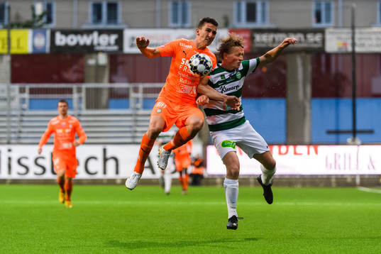 AFC Eskilstunas Adnan Kojic och Västerås Douglas Karlberg