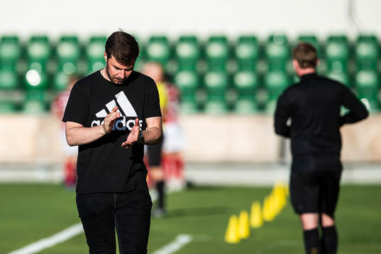 Umeås tränare Brian Clarhaut jublar efter 0-1