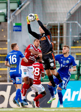 Sundsvalls målvakt Andreas Andersson, Johan Andersson, Anton Eriksson och Umeås Timothy McNeil