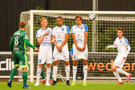Dalkurds Emil Berger med en frispark över Akropolis Nicklas Maripuu . Nikola Vasic och Oscar Pehrsson