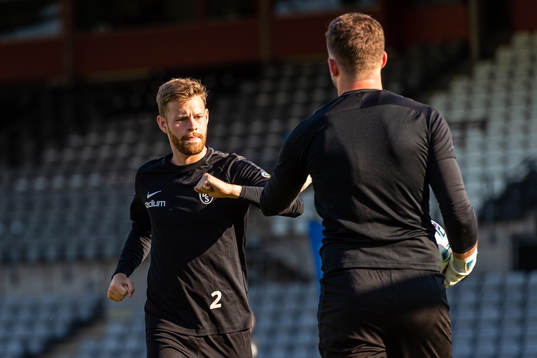 Landskronas Jesper Lernesjö och målvakt Carl Lindell hälsar på varandra