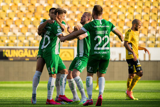 Hammarbys Alexander Kacaniklic jublar med lagkamrater