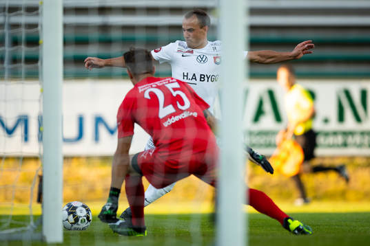 Örgrytes Calle Wede mot Ljungskiles målvakt Erik Dahlin