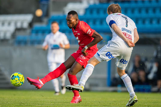Daouda Bamba of Brann and Christian Grindheim of Haugesund