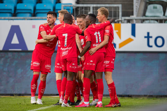 The players of Brann celebrates after Robert Taylor scored the 0-1 goal